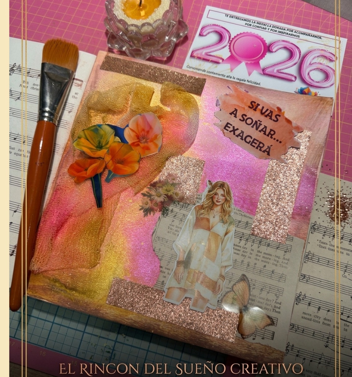 Cuaderno creativo decorado en tonos rosa y dorado con pincel, vela y collage artesanal